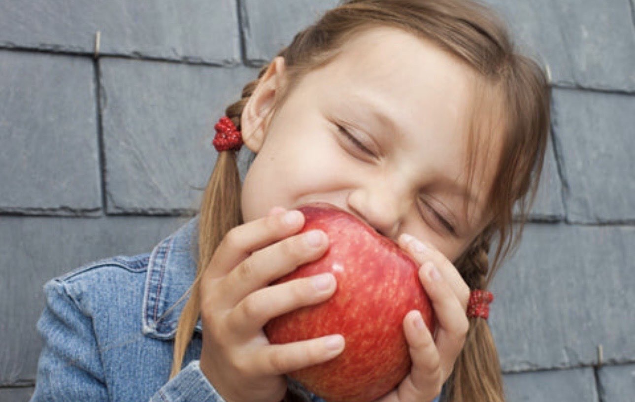 小女孩开心吃苹果 child eating fresh apple